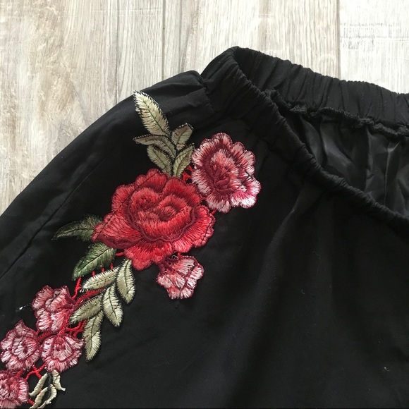 Floral Embroidered Shorts - Picture 3 of 3